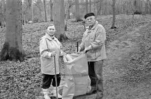 Hamburger Wald: Ilse und Herbert Praefke sammeln Müll