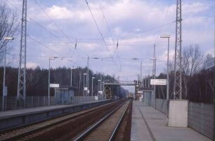 Bergholz oberer Bahnsteig Fußgängerbrücke Reisende
