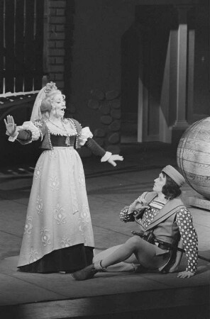 Szenenbilder aus "Boccaccio", Operette in drei Akten von Franz von Suppé mit Libretto von Camillo Walzel und Richard Genée. Komische Oper Berlin, 13.04.1973