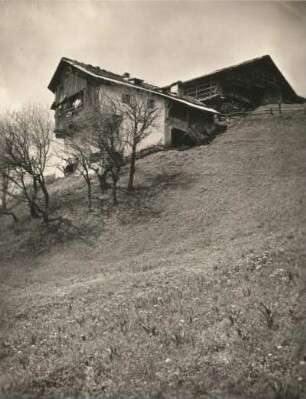 Ostalpen. Südtirol? Bergbauernhof