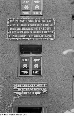 Sichtwerbung für die Leipziger Herbstmesse 1951 an einem Leipziger Haus