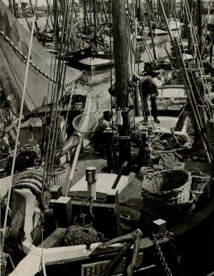 Büsum (Kreis Dithmarschen). Fischkutter werden während der Ebbe im Hafen für den Krabbenfang vorbereitet