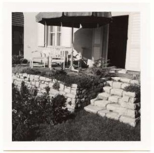 Garten Fröhlich, Kleinmachnow: Terrasse mit Mauer und Stufen