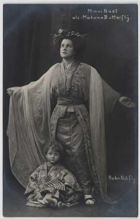 Minnie Nast als Cio-Cio-San : Minnie Nast als Cio-Cio-San in "Madame Butterfly" von Giacomo Puccini. Königliches Opernhaus Dresden, 1909. Fotografie (Weltpostkarte) von Ernst Müller (Hahn Nachf.)