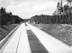 Trassierung, Baurampe und fertige Betonfahrbahndecke, Von der Überführung Rohr-Musberg aus gesehen.