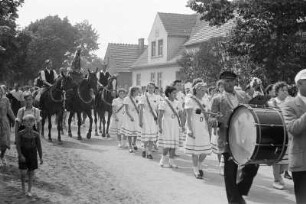 Festumzug anlässlich des Johannisreitens in Casel : Janske jěchanje w Kozlem so ze swjedźenskim ćahom započina : Casel / Kozle