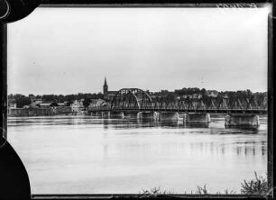 Tschicherzig (Cigacice/Polen). Blick über die Oder zur Stadt mit Oderbrücke