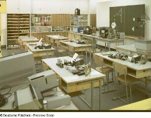 Schulbank : Ausstellungskoje mit Polytechnischem Kabinett. Ansicht mit Anbauwand und Schulbänken (1973)