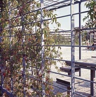 Hansjakob, Gottfried; München - Englschalking, Englschalkingerst. / Elektrastr.; Wohnanlage Cosimapark und Wohnanlage an der Englschalkinger-/ Elektrastraße - Cosimapark, Außenanlage, Pergola mit Sitzgelegenheiten (Detail)