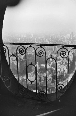 Dresden, Kreuzkirche. Blick auf das zerstörte Dresden und die Ruine der Kreuzschule, nach 1945