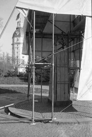 Wiederaufstellung des restaurierten Johann-Peter-Hebel-Denkmals im Karlsruher Schlossgarten