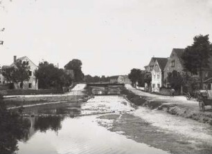 Große Röder in Hermsdorf : Hermsdorf, Teilansicht des Ortes an der Großen Röder mit Straßenbrücke