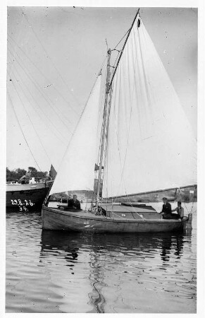 Segelboot unter der Küste