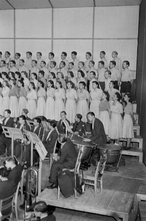 Nationales Kulturensemble der DDR : Blick auf die Bühne mit Chor und Orchester