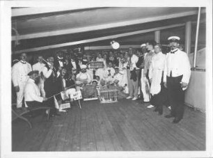 Hochseepassagierdampfer Cleveland, Bordaufnahmen. Gruppenbild mit kostümierten Touristen und Katzen in Tierkäfigen während eines Bordfestes