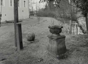 Postament mit Vase