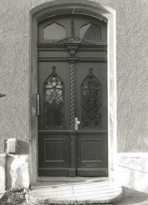 Radeberg, Güterbahnhofstraße 1. Wohnhaus (um 1900). Hauseingang (Schillerstraße)