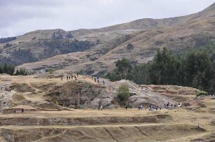 Cusco - Inka-Festung : Besuchergruppen laufen über die alte Inka-Festung. Aufgenommen am 31. August 2011 in Cusco