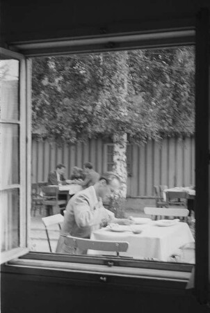 Berlin-Dahlem. Freie Universität Berlin. Mensa, Boltzmannstraße/Garystraße. Blick aus einem Fenster in den Außenbereich