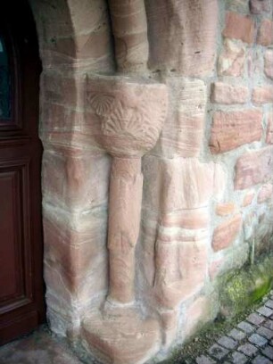 Kirchturm - romanisches Portal im Westen - Südgewände mit Profilierung sowie ornamentierter Kapitellsäule (Relief-Ornamentik in Muschelform)