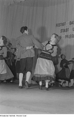 Auftritt einer am Bezirksausscheid der Volkskunstgruppen 1954 teilnehmenden Tanzgruppe