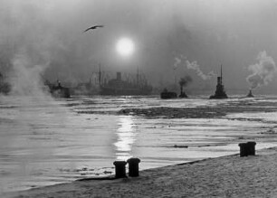 Hamburg. Auch im Winter herrscht im Hafen emsige Betriebsamkeit. Das Hafenbecken ist bereits zum Teil vereist