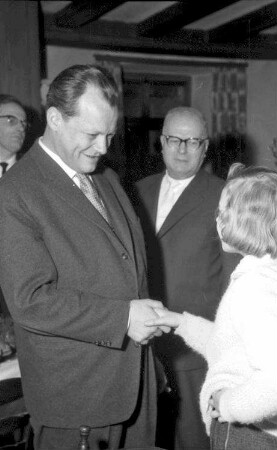 Lörrach: Willy Brandt begrüßt Berliner Kind