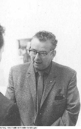 Paul Michaelis, Kunstmaler und Hochschullehrer in Dresden, während seiner Arbeit und im Gespräch mit dem Generaldirektor der Dresdner Museen, Max Seydewitz, 1962