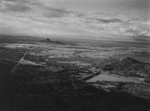 Dodoma : Blick auf die Stadt Dodoma. Im Bildvordergrund ein Staubecken