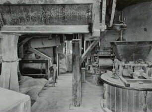 Zeithain-Lorenzkirch. Holländermühle, Inneres: Mahlboden mit Mahlgang, Walzen, Stuhl und Sichter