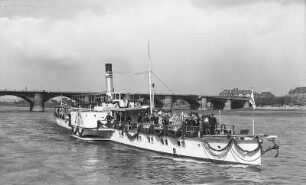 Elbdampfer Krippen : Personen-Seitenraddampfer "Krippen" (I, 1912, Werft Laubegast) nach dem Ablegen am Terrassenufer