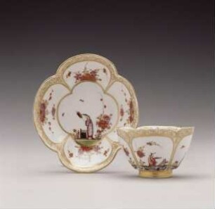 Koppchen mit Unterschale in Miniaturform und Chinoiserie