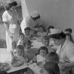 Erzieherinnen mit kleinen Kindern im Kinderheim in Sofia