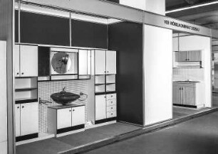 Anbauwand Universal 85 : Ausstellungskoje des VEB Möbelkombinat Dessau mit Anbauwand "Universal 85" (Badmöbel)