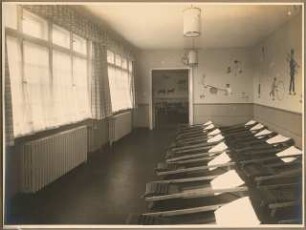 Gemeindehaus der St.Laurentius-Kirchengemeinde, Am Generalshof, Berlin-Köpenick. Kindergarten: Innenaufnahme Schlafraum mit Liegen