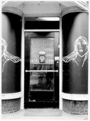 Eingangstür (Altersgruppe bis 14)