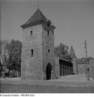 Zerbst. Dornburger Tor, auch Breitestraßentor (1401/1500), mit Stadtmauerrest und Wehrgang