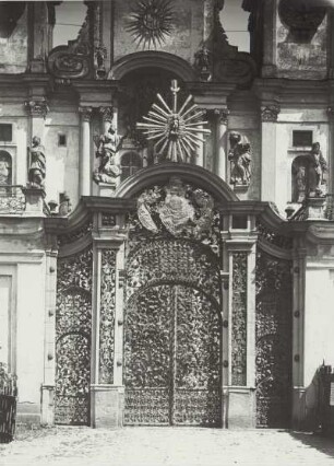 Ostpreußen. Heiligelinde. Eingangsportal zur barocken katholischen dreischiffigen Wallfahrtskirche, errichtet von 1688 bis 1693.