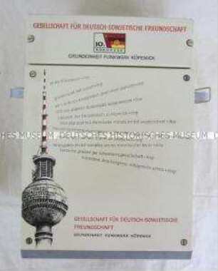 Zur Dokumentenschachtel umgebautes Funkgerät der Grundeinheit Funkwerk Köpenick mit Grußbotschaften zum 10. DSF-Kongress