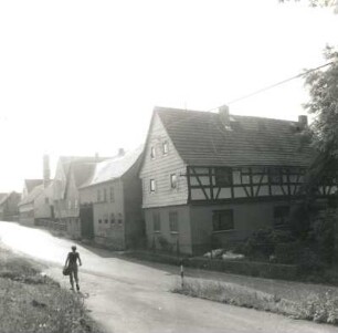 Niederalbertsdorf, Dorfstraße 13. Vierseithof (18./19. Jh.). Straßenansicht