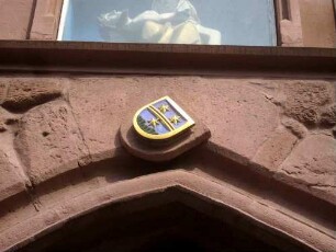 Das Kirchgätter-Schlußstein mit Wappenkartsuche (Stadtwappen) im Schlußstein-einst Toranlage zum Kirchhof