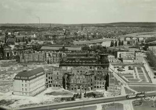 Dresden. Blick vom Rathausturm über die Landhausruine und die beräumte Innenstadt nach Nordosten zum Albertinum