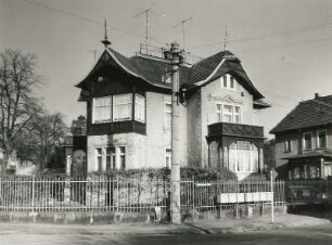 Dresden-Klotzsche, Boltenhagener Straße 18/Ecke Alexander-Herzen-Straße. Villa (1897). Straßenansicht mit Einfriedung