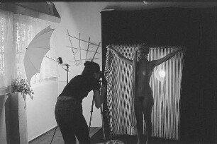 Höfgen. Akt-Pleinair 1979. Eva Mahn fotografiert ein Fotomodell mit Turban