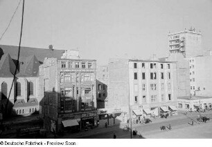Blick in die Innenstadt, links eine Teilansicht der Nikolaikirche