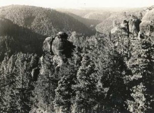 Elbsandsteingebirge. Polenztal, granitischer Teil. Blick über das Riff des Kleinen Halben