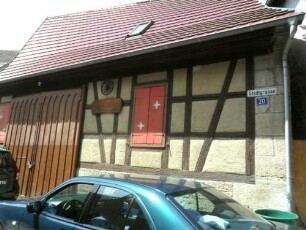 Stadtbild-Ansicht im Süden-Fachwerkscheune (19-20 Jh) am Stadtgraben (im 18-19 Jh verfüllt-Stadtmauer hier abgetragen) mit Balkenwerk über Traufseite