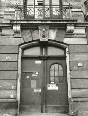 Dresden-Neustadt, Bischofsweg 32. Wohnhaus mit Laden (um 1895). Haustür und Balkon