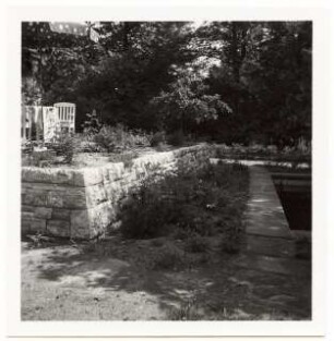 Garten Rüdiger, Berlin-Schlachtensee: Mauer an der Terrasse