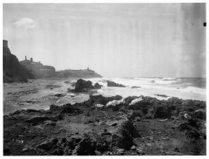 San Juan (Puerto Rico). Küste mit Fort, im Vordergrund steiniger Strand